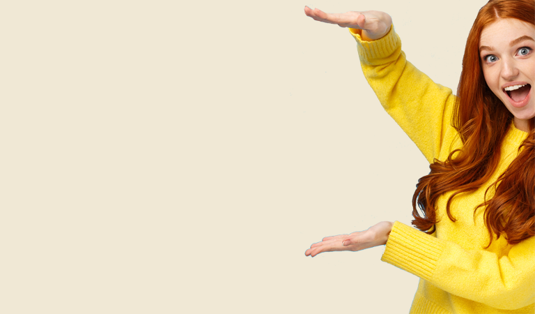 Emprendedora entusiasta señalando el texto